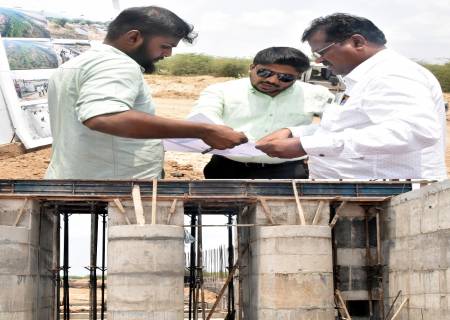 இராமநாதபுரம் மாவட்டம், கமுதி வட்டத்திலுள்ள T.புனவாசல் கண்மாய்க்கு பாசன வசதி அளிக்கும் வகையில்   புதிய அணைக்கட்டு கட்டப்பட்டு  வரும்  பணியினை  மாவட்ட ஆட்சித்தலைவர்  அவர்கள் ஆய்வு செய்தார்.