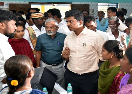 உங்களுடன் ஸ்டாலின் முகாம் நடைபெற்று வருவதை மாவட்ட ஆட்சித்தலைவர்  அவர்கள் நேரில் சென்று பார்வையிட்டார்.