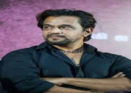நீண்ட இடைவெளிக்கு பின் அர்ஜூன் கதையின் நாயகனாக நடிக்கிறார்.
