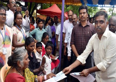 நலம் காக்கும் ஸ்டாலின் திட்டத்தின் கீழ், நடைபெற்ற பல்நோக்கு சிறப்பு மருத்துவ முகாமினை    மாவட்ட ஆட்சித்தலைவர் அவர்கள் நேரில் சென்று பார்வையிட்டு ஆய்வு செய்தார்.