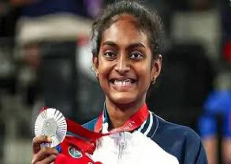 இந்தியாவின் துளசிமதி  முருகேசன் பாரா பாட்மின்டனில் மூன்று தங்கம் வென்றார்.