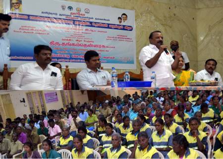 தூய்மை பணியாளர்களுக்கான பல்வேறு நலத்திட்ட உதவிகளை தமிழ்நாடு தூய்மை பணியாளர்கள் நலவாரியத் தலைவர் டாக்டர் திப்பம்பட்டி.வெ.ஆறுச்சாமி அவர்கள் வழங்கினார்.