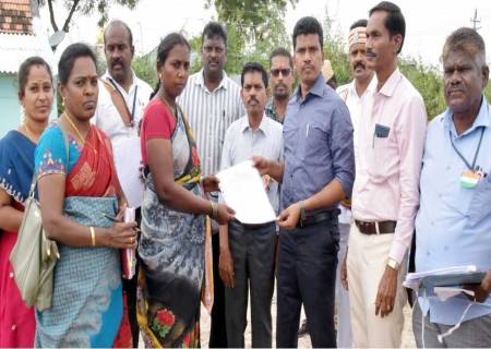 27 குடும்பங்களுக்கு இலவச இணையவழி பட்டாக்களை மாவட்ட ஆட்சித்தலைவர் அவர்கள்  பயனாளிகளின் இல்லங்களுக்கு நேரில் சென்று வழங்கினார்.