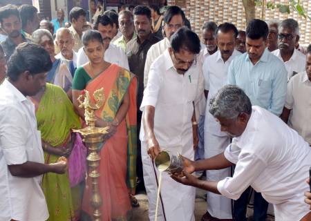 அமைச்சர் அவர்கள், நமக்கு நாமே திட்டம் 2025-2026ன் கீழ்,  கான்கிரீட் சாலையுடன் கூடிய வடிகால் அமைக்கும் பணி மற்றும் TURIP-2025-2026ன் கீழ்,  பேவர் பிளாக் அமைக்கும் பணிகளை அடிக்கல் நாட்டி துவக்கி வைத்தார்.