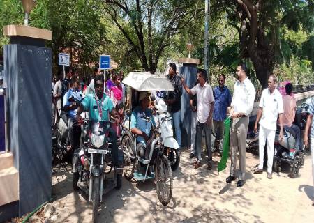 சிவகாசியில் 100 சதவீதம் வாக்களிப்பதை வலியுறுத்தி, மாற்றுத்திறனாளிகள் பங்கேற்ற மூன்று சக்கர வாகன விழிப்புணர்வுப் பேரணி.