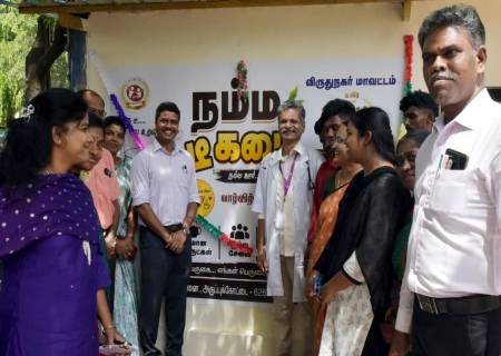 இளைஞர்களுக்கு மறுவாழ்வு அளிக்கும் வகையில் உயிர் திட்டத்தின் கீழ் அமைக்கப்பட்டுள்ள தேநீர் கடை மற்றும் சிறுதானிய உணவகத்தினை மாவட்ட ஆட்சித்தலைவர்  அவர்கள் திறந்து வைத்தார்.