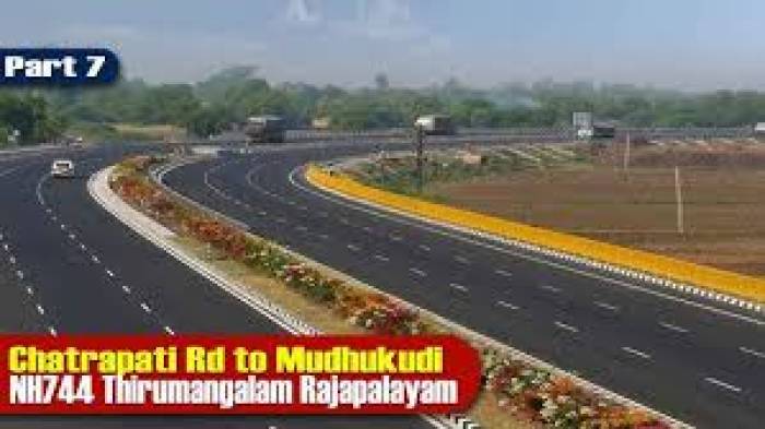 எச்சரிக்கை பலகை இன்றி  4 வழிச்சாலை ரயில் பாதை மேம்பாலப்பணி விபத்து வாய்ப்பு.