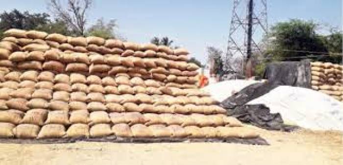 மண் தரையால் நெல் மூடைகள் கொள்முதல் நிலையங்களில் பாதுகாப்பு இன்றி  பாதிப்பு .