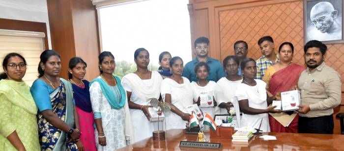 வளரிளம் பெண்களின் இரத்தச்சோகை குறைப்பாட்டை தடுக்கும் நோக்கில், இரும்புக் கண்மணிகள் திட்டத்தின் கீழ், ஊட்டச்சத்து பொருட்கள் வழங்கும் பணிகளை மாவட்ட ஆட்சித்தலைவர் அவர்கள் தொடங்கி வைத்தார்.