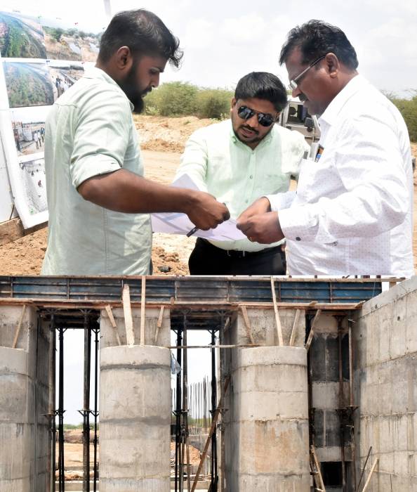 இராமநாதபுரம் மாவட்டம், கமுதி வட்டத்திலுள்ள T.புனவாசல் கண்மாய்க்கு பாசன வசதி அளிக்கும் வகையில்   புதிய அணைக்கட்டு கட்டப்பட்டு  வரும்  பணியினை  மாவட்ட ஆட்சித்தலைவர்  அவர்கள் ஆய்வு செய்தார்.