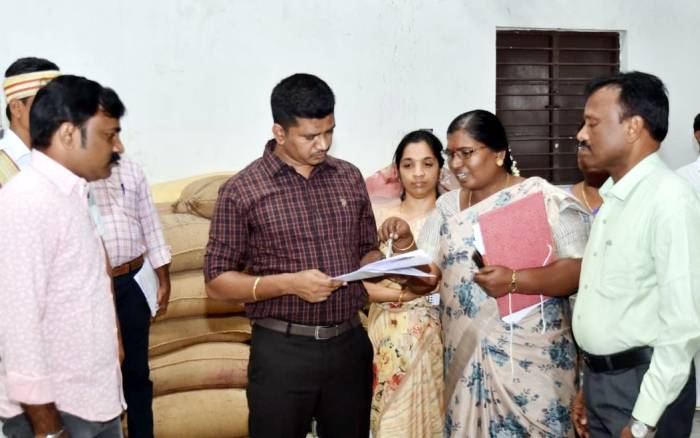 விருதுநகர் ஊராட்சி ஒன்றியப் பகுதிகளில் நடைபெற்று வரும் பல்வேறு வளர்ச்சி திட்டப்பணிகள் குறித்து மாவட்ட ஆட்சித்தலைவர் அவர்கள் நேரில் சென்று பார்வையிட்டு ஆய்வு செய்தார்.