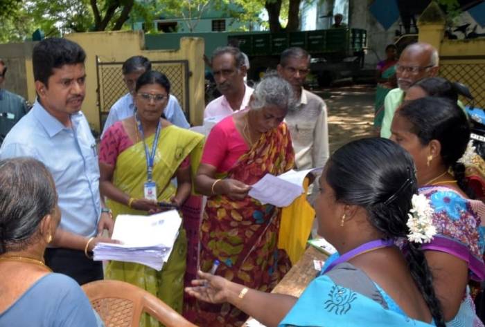 மாவட்டத்தில் 15,82,225 வாக்காளர்களுக்கான கணக்கெடுப்புப் படிவங்கள் வழங்கப்பட்டுள்ளன.