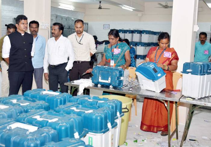 வாக்குப்பதிவு இயந்திரங்களுக்கான முதல் நிலை சரிபார்க்கும் பணி.