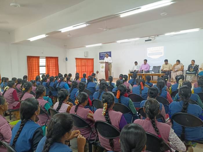 குழந்தை திருமணத்தை தடுத்து, குழந்தைகள் பாதுகாப்பை உறுதிசெய்ய கல்லூரி மாணவர்களிடம் விழிப்புணர்வு கருத்தரங்கம்.