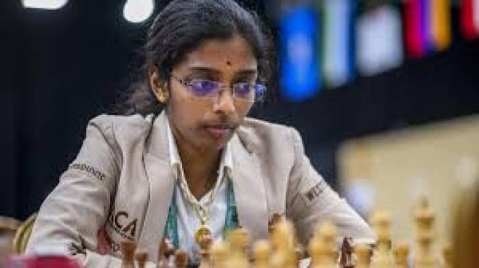 வைஷாலி கேண்டிடேட்ஸ்  செஸ் சாம்பியன்ஷிப்பில் முதலிடம்.