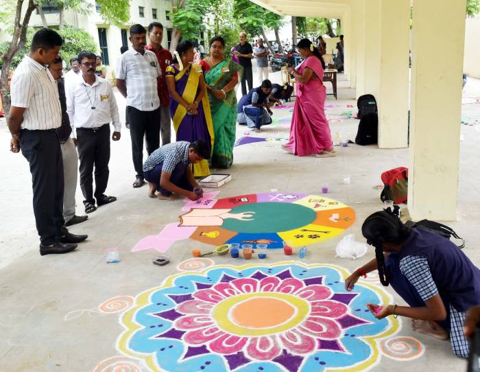 மாவட்ட அளவிலான கலைத் திருவிழா போட்டிகளை மாவட்ட ஆட்சித்தலைவர் அவர்கள் பார்வையிட்டார்.